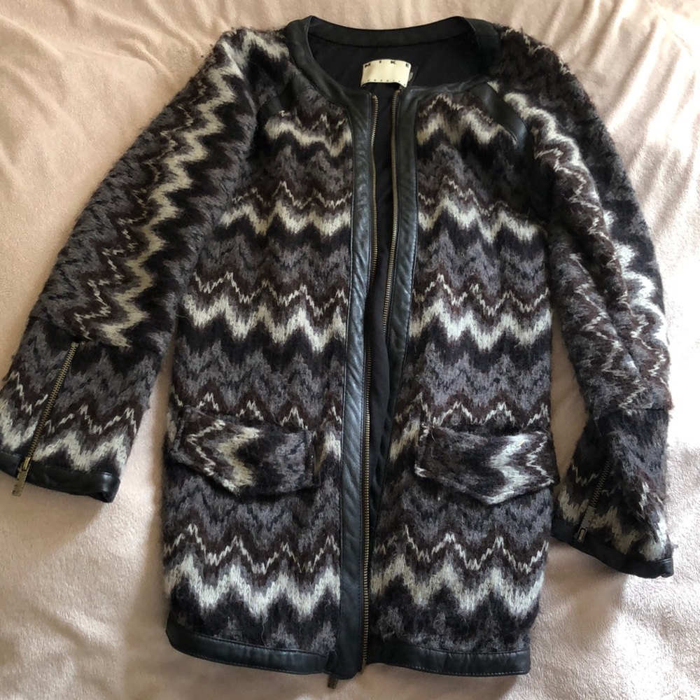 Mid length knitted jacket
